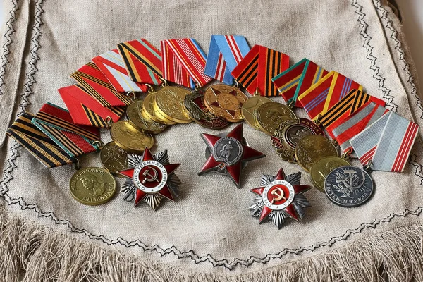 Cien gramos de vodka memoria de premios y medallas de la Segunda Guerra Mundial — Foto de Stock