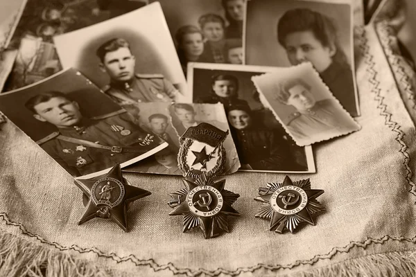Centena de gramas dianteiros de memória de vodka de prêmios e medalhas da Segunda guerra mundial — Fotografia de Stock