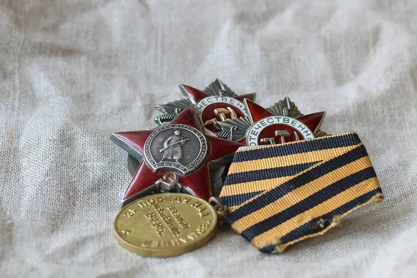 Cento grammi davanti di memoria di vodka di premi e medaglie di Seconda guerra mondiale — Foto Stock