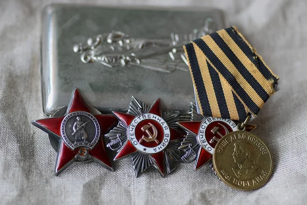 前几百克的伏特加内存的奖项和二次世界大战的奖牌 — 图库照片
