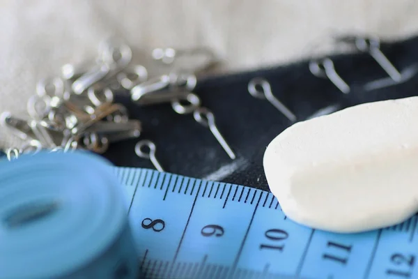 Artisanat fil couture ciseaux boutons monochromes — Photo