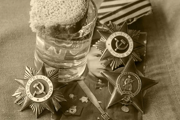 Přední sto gramů vodky paměti ocenění a medaile z druhé světové války — Stock fotografie