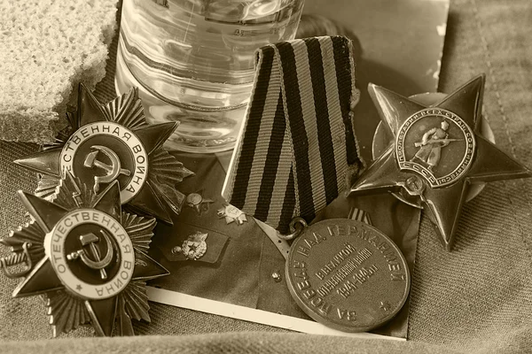 Cien gramos de vodka memoria de premios y medallas de la Segunda Guerra Mundial — Foto de Stock