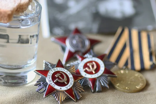 Přední sto gramů vodky paměti ocenění a medaile z druhé světové války — Stock fotografie