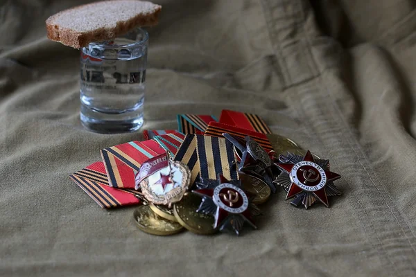 Фронт, на 100 грамів горілка пам'яті премій та медалей Другої світової війни — стокове фото