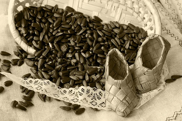 Ηλιόσποροι ψάθινο καλάθι σε λινό φόντο — Φωτογραφία Αρχείου