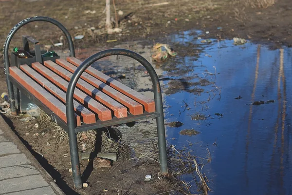 Çöp ve su birikintileri yansıması ile şehirde manzara tezgah — Stok fotoğraf