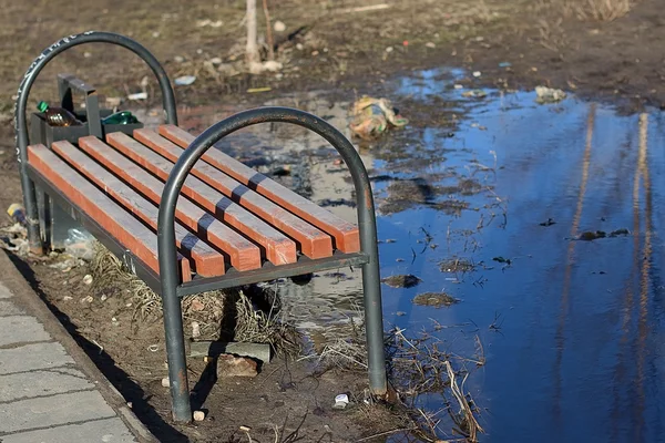 Çöp ve su birikintileri yansıması ile şehirde manzara tezgah — Stok fotoğraf