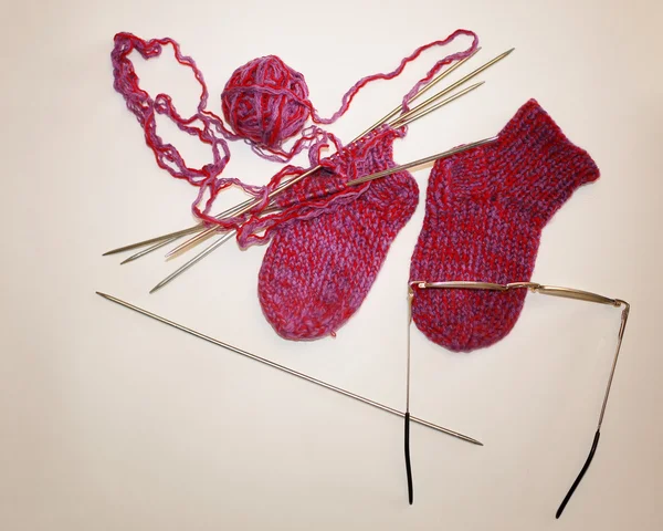 红球的纱织针编织袜子 — 图库照片