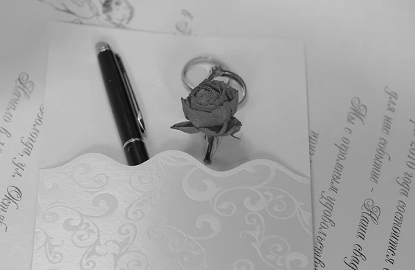 Accessoires de mariage bagues d'invitation rose et stylo — Photo