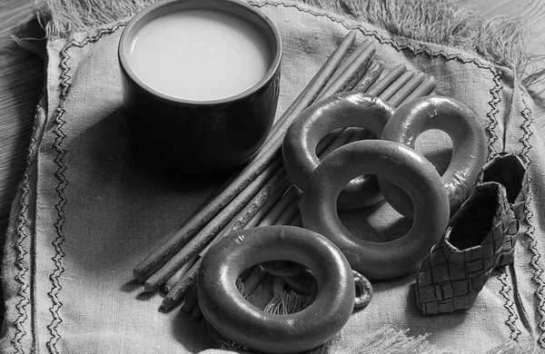 Food milk in a glass straw bagels and pretzels on flax background — Stock Photo, Image