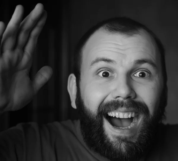 Retrato de um homem barbudo enfrentar emoções — Fotografia de Stock