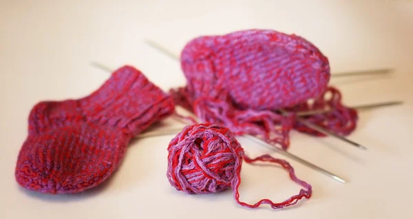 Červený míček příze pletací jehlice uplést ponožky — Stock fotografie