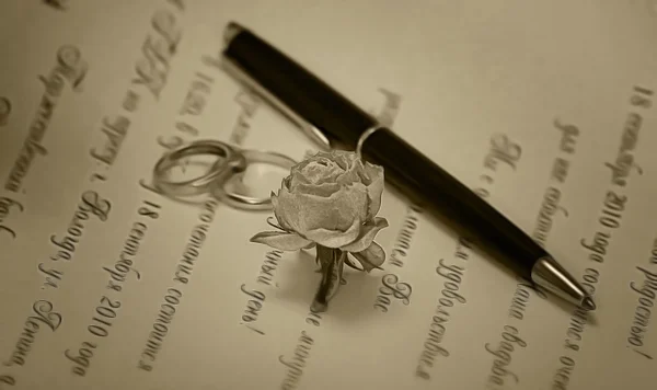 Γάμος πρόσκληση δαχτυλίδια τριαντάφυλλο και στυλό — Φωτογραφία Αρχείου