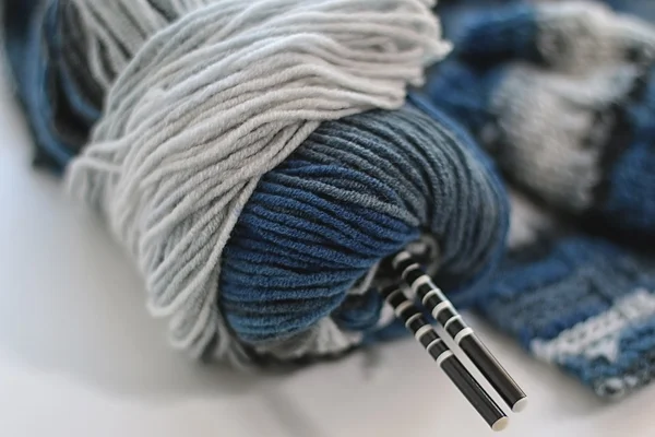 Das Konzept eines Hobbys der Wolle stricken — Stockfoto