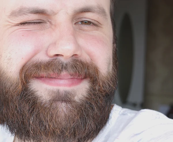 Portrait d'un homme barbu sourire loisirs parler au téléphone — Photo