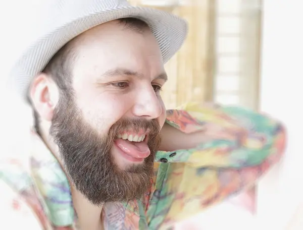 Портрет бородатого мужчины улыбается досуг говорить по телефону — стоковое фото