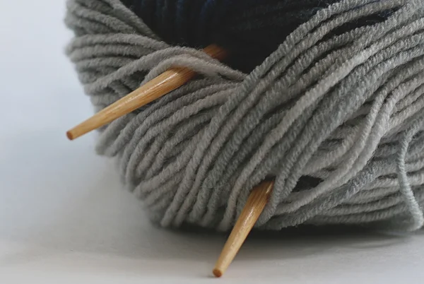 Das Konzept eines Hobbys der Wolle stricken — Stockfoto