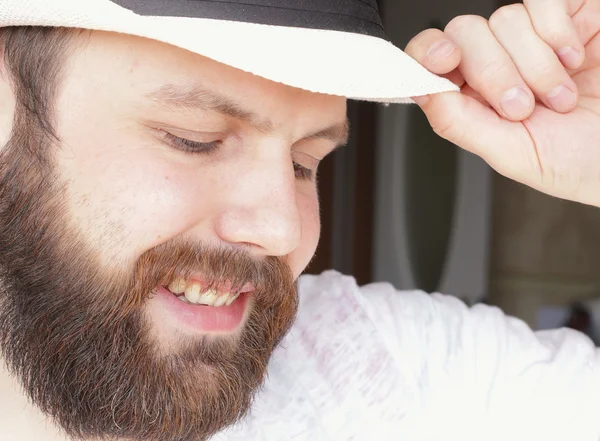 Retrato de un hombre barbudo sonrisa ocio hablando por teléfono —  Fotos de Stock