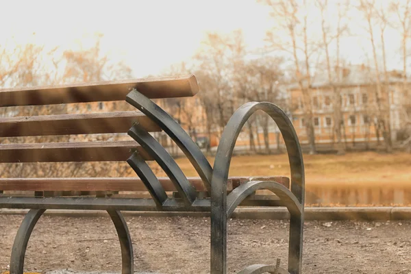 Banc dans le parc les rayons du soleil — Photo