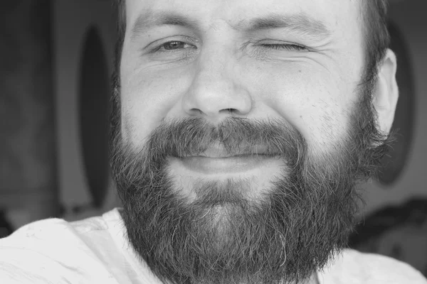 Portrait d'un homme barbu sourire loisirs parler au téléphone — Photo