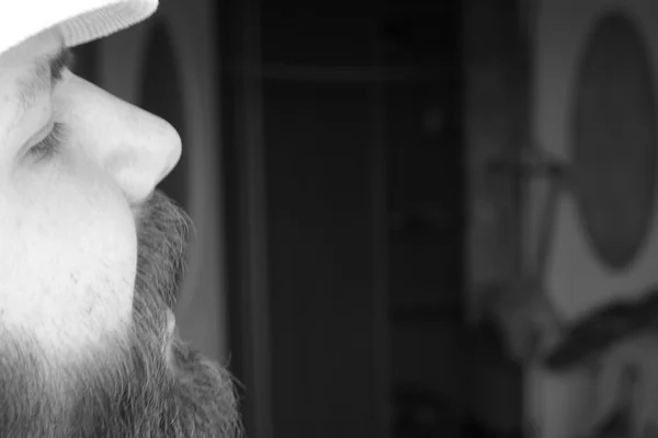 Portréja egy szakállas férfi mosoly szabadidős beszél a telefonon — Stock Fotó
