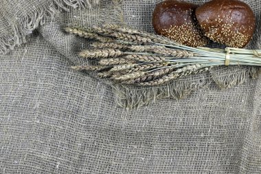 Çavdar ekmeği ve tablo kulaklara