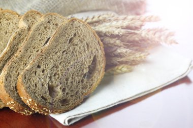 Çavdar ekmeği ve tablo kulaklara