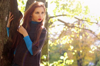 Sonbahar parkındaki kız.