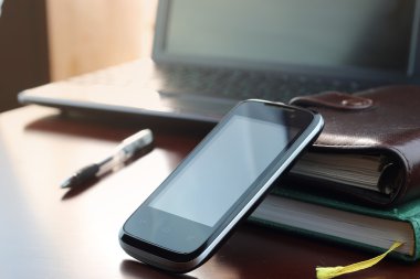 Ofis Masası ile bir bilgisayar ve bir telefon günlüğü