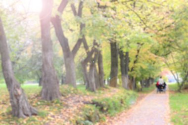 Bir bebek arabası park sokak kadınla