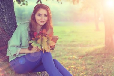 sonbahar yaprakları ile kız