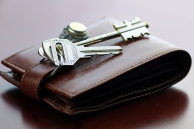 Masanın üzerinde tuşları çanta