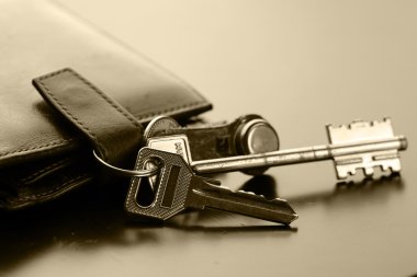 Masanın üzerinde tuşları çanta