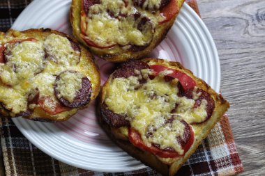 sıcak süt ile kahvaltı sandviç