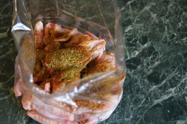 Fırında pişmiş tavuk kanadı