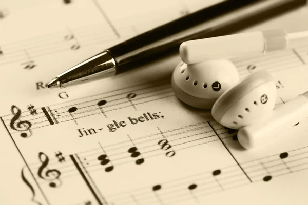 Bladmuziek met een aantal accessoires — Stockfoto