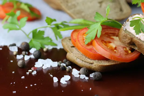 Sandwich bread tomato sauce green healthy vegetables — Stock Photo, Image