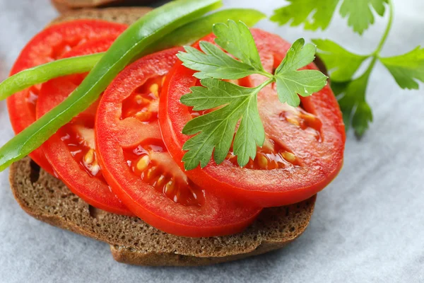 Sandwich bread tomato sauce green healthy vegetables — Stock Photo, Image
