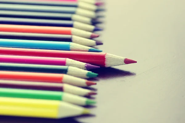 Crayons de couleur sur la table — Photo