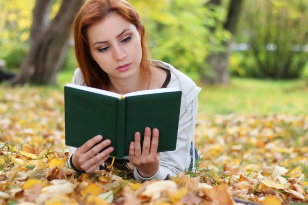 Herbst verlässt Mädchenbuch beiläufig — Stockfoto