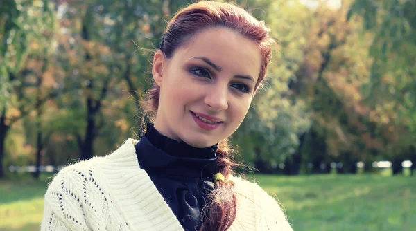 Meisje zakelijke stijl park portret herfst — Stockfoto