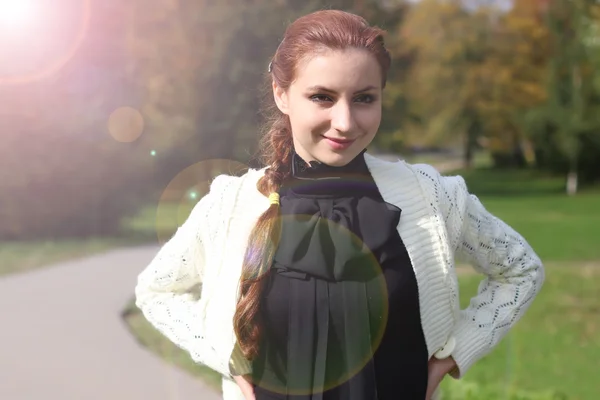 Meisje zakelijke stijl park portret herfst — Stockfoto