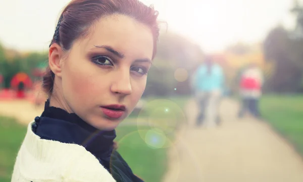 Kız iş stil park portre sonbahar — Stok fotoğraf