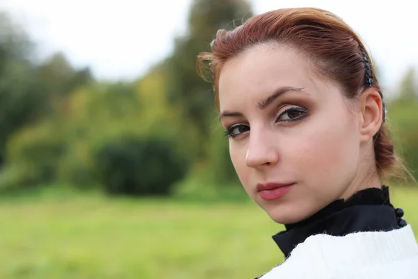 Meisje zakelijke stijl park portret herfst — Stockfoto