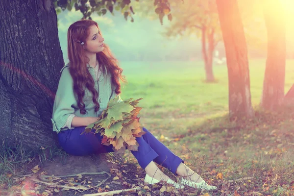 Dziewczyna z liści jesienią — Zdjęcie stockowe