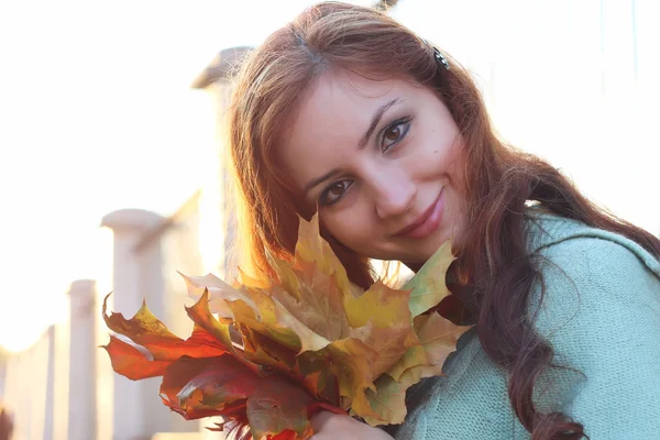 Fille avec des feuilles d'automne — Photo