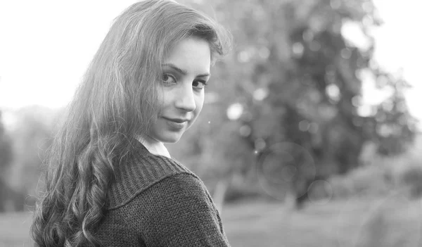 Retrato de una niña caminando parque —  Fotos de Stock