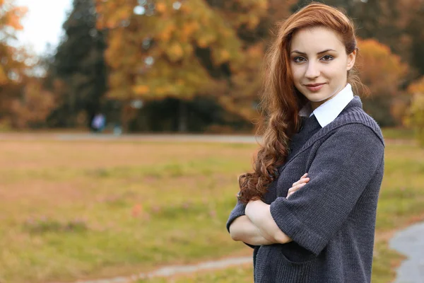 Ritratto di una ragazza che cammina parco — Foto Stock