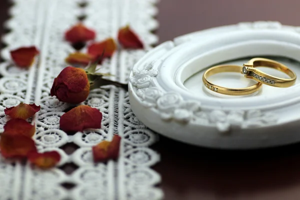 Encaje anillos de boda pétalos — Foto de Stock